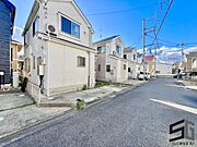 広々とした前面道路に面し、車の出し入れがしやすい現地外観。ゆとりある駐車スペースと開放感のある立地が魅力で、毎日の暮らしに快適さと安心をもたらすマイホームです。