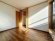 明るい陽射しが差し込む洋室は、くつろぎや趣味の時間に最適な空間。シンプルで上質なデザインが、日々の暮らしに心地よい落ち着きをもたらすマイホームの一部です。