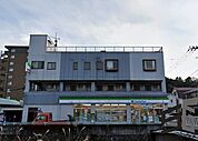 ファミリーマート久野店 徒歩20分。コンビニが利用でき、急な買い物や日常のちょっとした用事にも便利な環境です。 1530m