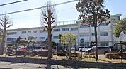 平塚市立金目小学校 徒歩8分。小学校があり、通学の安心感と子育て世帯に嬉しい教育環境が整います。 620m
