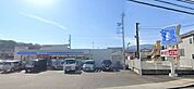 ローソン小田原北ノ窪店 徒歩4分。コンビニが利用でき、急な買い物や日常のちょっとした用事にも便利な環境です。 320m