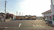 セブンイレブン平塚中原北店 徒歩10分。コンビニが利用でき、急な買い物や日常のちょっとした用事にも便利な環境です。 730m