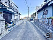 広々とした前面道路に面し、車の出し入れがしやすい現地外観。ゆとりある駐車スペースと開放感のある立地が魅力で、毎日の暮らしに快適さと安心をもたらすマイホームです。