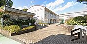 小田原市立城山中学校 徒歩24分。中学校があり、落ち着いた環境で学べる安心感が子育て世帯に支持されています。 1860m