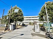 大井町立湘光中学校 徒歩21分。中学校があり、落ち着いた環境で学べる安心感が子育て世帯に支持されています。 1680m