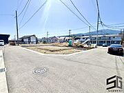 広々とした前面道路に面し、車の出し入れがしやすい現地外観。ゆとりある駐車スペースと開放感のある立地が魅力で、毎日の暮らしに快適さと安心をもたらすマイホームです。