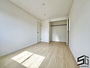 明るい陽射しが差し込む洋室は、くつろぎや趣味の時間に最適な空間。シンプルで上質なデザインが、日々の暮らしに心地よい落ち着きをもたらすマイホームの一部です。