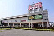 sanwaカルサ平塚店 徒歩10分。スーパーが揃い、毎日の買い物がスムーズ。新鮮な食材で家族の食卓を支えます。 730m