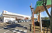 しまむらストアー旭店 徒歩5分。スーパーが揃い、毎日の買い物がスムーズ。新鮮な食材で家族の食卓を支えます。 350m