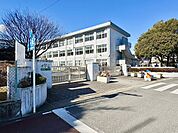 小田原市立富水小学校 徒歩10分。小学校があり、通学の安心感と子育て世帯に嬉しい教育環境が整います。 770m