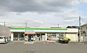 ファミリーマート南足柄沼田店 徒歩12分。コンビニが利用でき、急な買い物や日常のちょっとした用事にも便利な環境です。 950m