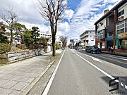 広々とした前面道路に面し、車の出し入れがしやすい現地外観。ゆとりある駐車スペースと開放感のある立地が魅力で、毎日の暮らしに快適さと安心をもたらすマイホームです。