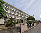 平塚市立松延小学校 徒歩3分。小学校があり、通学の安心感と子育て世帯に嬉しい教育環境が整います。 220m