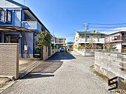 広々とした前面道路に面し、車の出し入れがしやすい現地外観。ゆとりある駐車スペースと開放感のある立地が魅力で、毎日の暮らしに快適さと安心をもたらすマイホームです。