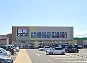 業務スーパー小田原東町店 徒歩2分。スーパーが揃い、毎日の買い物がスムーズ。新鮮な食材で家族の食卓を支えます。 100m