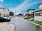 広々とした前面道路に面し、車の出し入れがしやすい現地外観。ゆとりある駐車スペースと開放感のある立地が魅力で、毎日の暮らしに快適さと安心をもたらすマイホームです。