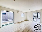 光あふれる広々としたリビングは、家族が自然と集まる憩いの空間。開放感のあるレイアウトと心地よい採光が、毎日の暮らしを明るく快適に彩るマイホームの中心です。