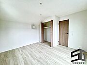 明るい陽射しが差し込む洋室は、くつろぎや趣味の時間に最適な空間。シンプルで上質なデザインが、日々の暮らしに心地よい落ち着きをもたらすマイホームの一部です。