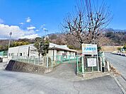 大井町立大井保育園 徒歩13分。幼稚園や保育園が整い、小さなお子さまの通園も安心。子育て世帯に嬉しい環境です。 990m