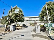大井町立湘光中学校 徒歩15分。中学校があり、落ち着いた環境で学べる安心感が子育て世帯に支持されています。 1150m