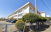 平塚市立神田中学校 徒歩20分。中学校があり、落ち着いた環境で学べる安心感が子育て世帯に支持されています。 1530m