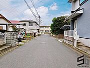 広々とした前面道路に面し、車の出し入れがしやすい現地外観。ゆとりある駐車スペースと開放感のある立地が魅力で、毎日の暮らしに快適さと安心をもたらすマイホームです。