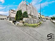 広々とした前面道路に面し、車の出し入れがしやすい現地外観。ゆとりある駐車スペースと開放感のある立地が魅力で、毎日の暮らしに快適さと安心をもたらすマイホームです。