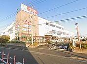 ヨークマート北金目店 徒歩9分。スーパーが揃い、毎日の買い物がスムーズ。新鮮な食材で家族の食卓を支えます。 680m