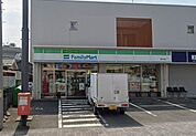 ファミリーマート松田町店 徒歩2分。コンビニが利用でき、急な買い物や日常のちょっとした用事にも便利な環境です。 160m