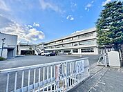 大井町立大井小学校 徒歩14分。小学校があり、通学の安心感と子育て世帯に嬉しい教育環境が整います。 1080m