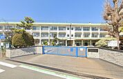 平塚市立岡崎小学校 徒歩7分。小学校があり、通学の安心感と子育て世帯に嬉しい教育環境が整います。 550m