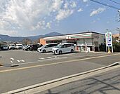 セブンイレブン伊勢原東海大学病院前店 コンビニが利用でき、急な買い物や日常のちょっとした用事にも便利な環境です。 700m