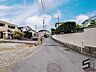 その他：広々とした前面道路に面し、車の出し入れがしやすい現地外観。ゆとりある駐車スペースと開放感のある立地が魅力で、毎日の暮らしに快適さと安心をもたらすマイホームです。