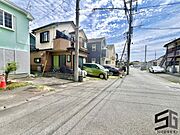 広々とした前面道路に面し、車の出し入れがしやすい現地外観。ゆとりある駐車スペースと開放感のある立地が魅力で、毎日の暮らしに快適さと安心をもたらすマイホームです。