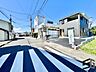 その他：広々とした前面道路に面し、車の出し入れがしやすい現地外観。ゆとりある駐車スペースと開放感のある立地が魅力で、毎日の暮らしに快適さと安心をもたらすマイホームです。
