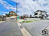 外観：広々とした前面道路に面し、車の出し入れがしやすい現地外観。ゆとりある駐車スペースと開放感のある立地が魅力で、毎日の暮らしに快適さと安心をもたらすマイホームです。