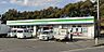 周辺：ファミリーマート茅ケ崎中島店 徒歩9分。コンビニが利用でき、急な買い物や日常のちょっとした用事にも便利な環境です。 690m