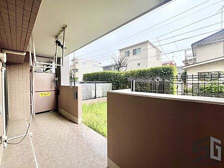 陽光をたっぷり受けるバルコニーは、洗濯物を干すだけでなくリラックス空間としても活躍。開放感のある眺めが毎日の暮らしを豊かに彩る、マイホームの魅力です。