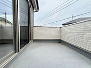 広いバルコニーは2部屋が出入り可能です♪