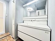 三面鏡付きの洗面台！収納棚もあるのでバスタオルなどの置き場確保にも使えます！