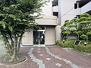白で統一された爽やかなエントランス。