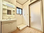 洗面からお化粧まで！朝夕の準備に必要な洗面台付きです。洗濯機を置くスペースもございます◎