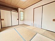 玄関入ってすぐに約6帖の和室があります。畳の温かみはフローリングにはない良さです◎