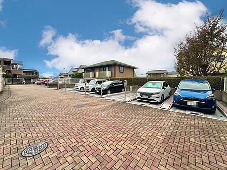 駐車場は敷地内に3段ピット式で42台ございます◎空き状況は随時お尋ねください♪
