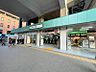 周辺：新松戸駅まで　1120m　徒歩約14分●JR常磐線、武蔵野線が乗り入れ、流鉄流山線の幸谷駅も利用可能。駅の西側は居酒屋などの飲食店やスーパーが並び、東側は畑や住宅街が広がります。