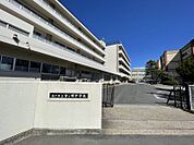 古ケ崎中学校まで　1710m　徒歩約22分●教育目標「たしかな学力、たくましい心とからだ」