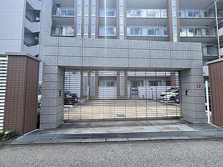 セキュリティゲート完備の安全な駐車場!敷地内も整備が行き届き快適にご利用いただけます♪