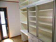 地震でも安心の造り付けのキッチン収納。