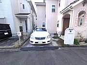 現地（2026年2月撮影）　　　前面道路とカースペース