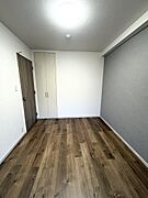 洋室約5.6帖です。写真右手の壁紙の色は淡いグレーで色を変えています